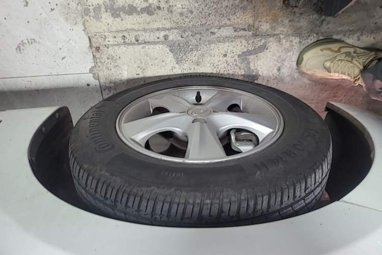 Used Hyundai Verna (older generation) 2014 1.4L Automatic Smart GLS Left Front Wheel Hub