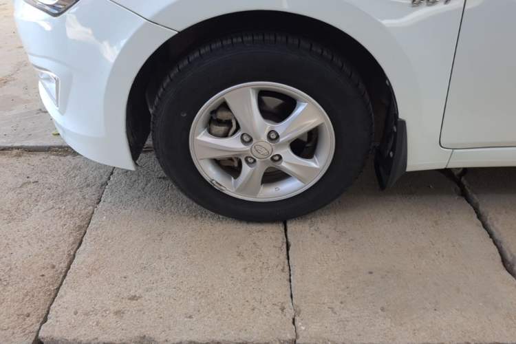Used Hyundai Verna (older generation) 2014 1.4L Manual Smart GLS Trim Left Front Wheel Hub