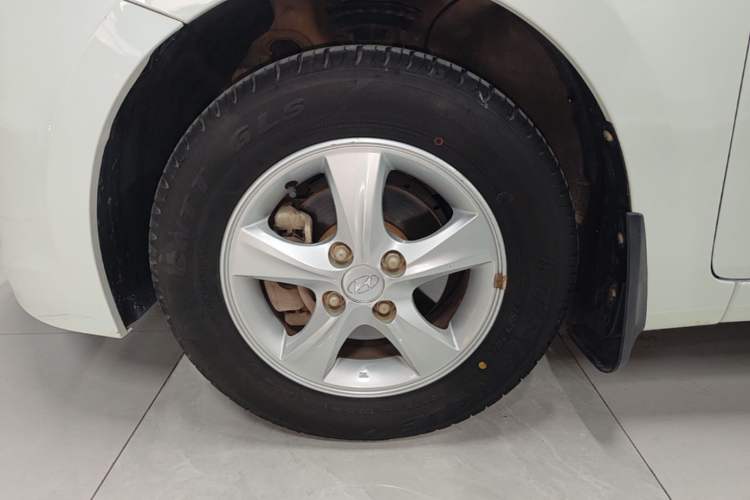 Used Hyundai Verna (older generation) 2014 1.4L Manual Smart GLS Trim Left Front Wheel Hub