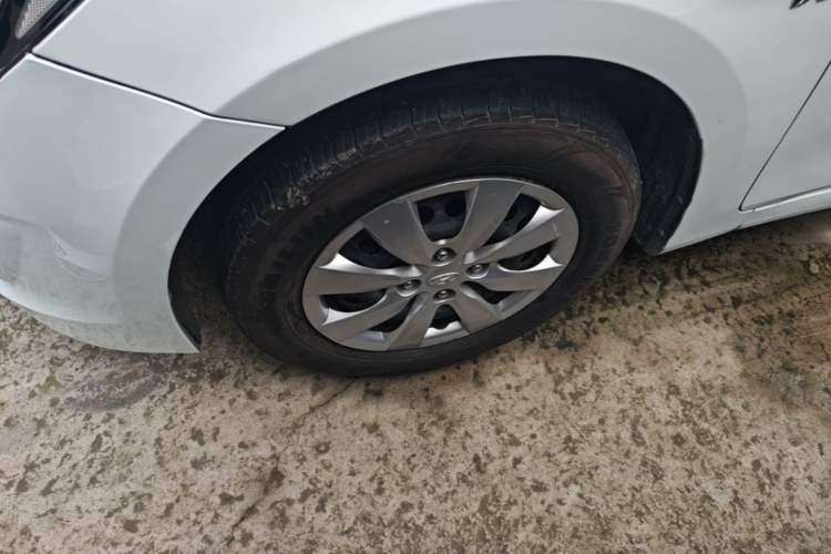 Used Hyundai Verna (older generation) 2014 1.4L Manual Smart GLS Trim Left Front Wheel Hub
