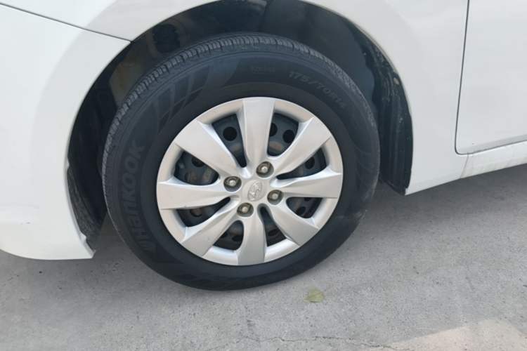 Used Hyundai Verna (older generation) 2014 1.4L Manual Smart GLS Trim Left Front Wheel Hub