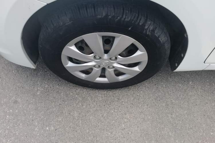 Used Hyundai Verna (older generation) 2014 1.4L Manual Smart GLS Trim Left Front Wheel Hub
