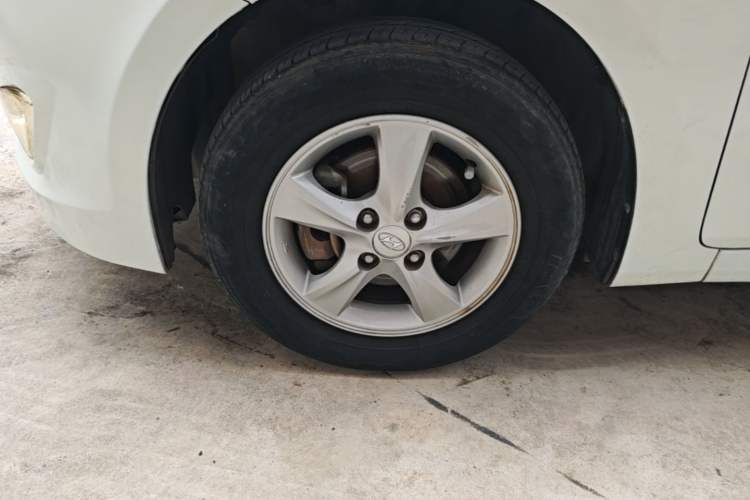 Used Hyundai Verna (older generation) 2014 1.4L Automatic Smart GLS Left Front Wheel Hub