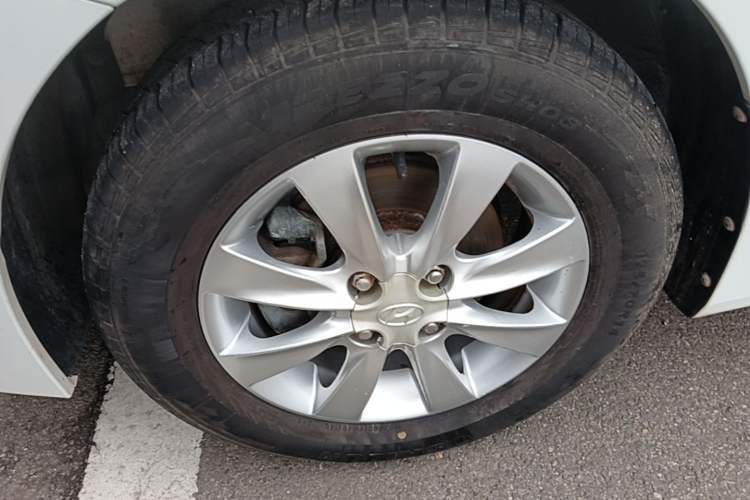 Used Hyundai Verna (older generation) 2014 1.4L Manual Smart GLS Trim Left Front Wheel Hub