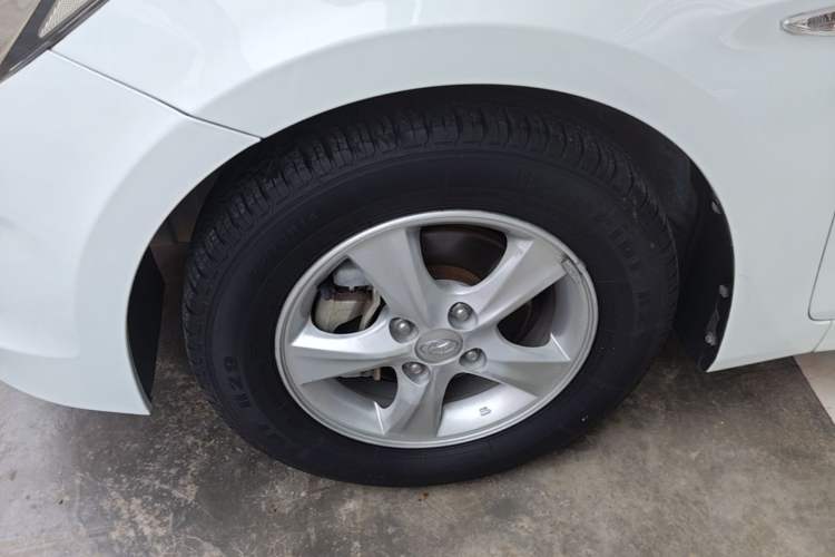 Used Hyundai Verna (older generation) 2014 1.4L Automatic Smart GLS Left Front Wheel Hub