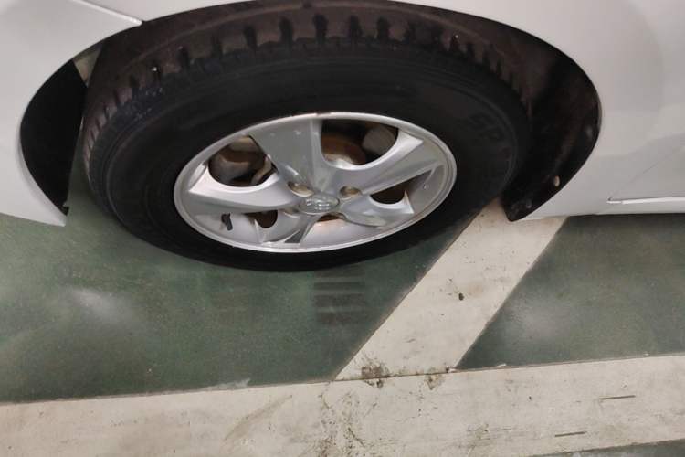 Used Hyundai Verna (older generation) 2014 1.4L Automatic Smart GLS Left Front Wheel Hub
