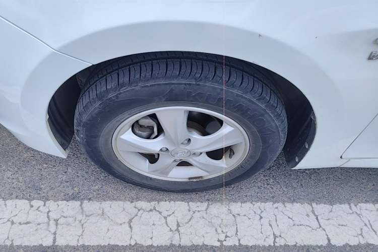 Used Hyundai Verna (older generation) 2014 1.4L Automatic Smart GLS Left Front Wheel Hub