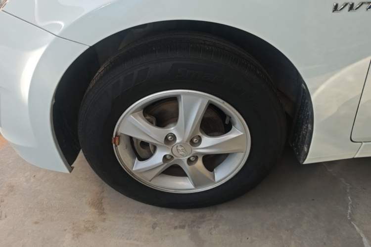 Used Hyundai Verna (older generation) 2014 1.4L Manual Smart GLS Trim Left Front Wheel Hub