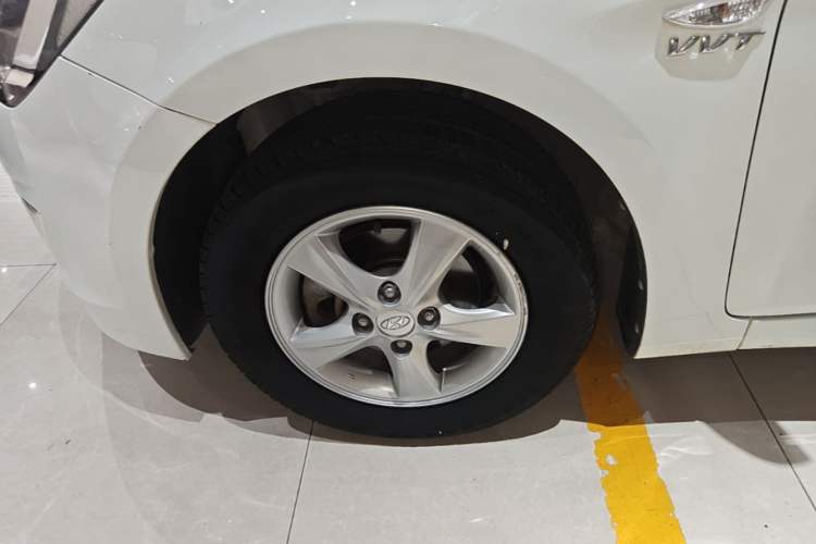 Used Hyundai Verna (older generation) 2014 1.4L Manual Smart GLS Trim Left Front Wheel Hub