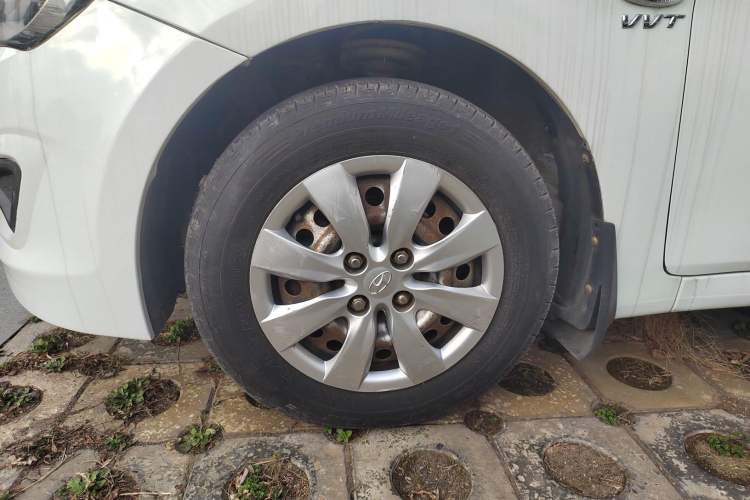 Used Hyundai Verna (older generation) 2014 1.4L Automatic Fashion GS Model Left Front Wheel Hub