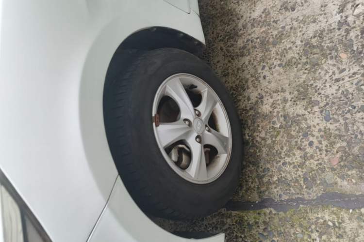 Used Hyundai Verna (older generation) 2014 1.4L Automatic Leading-Edge GLX Left Front Wheel Hub