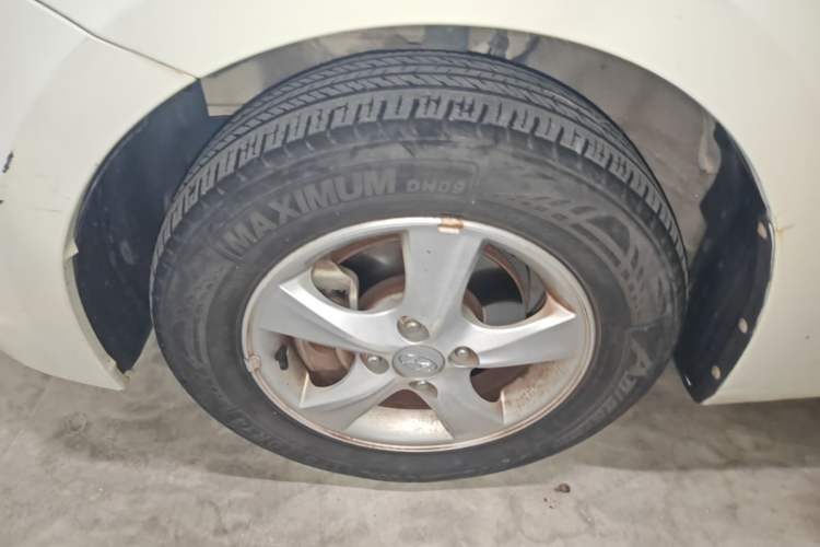 Used Hyundai Verna (older generation) 2014 1.4L Automatic Smart GLS Left Front Wheel Hub