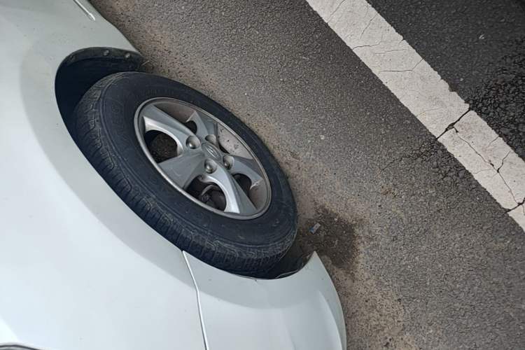 Used Hyundai Verna (older generation) 2014 1.4L Automatic Smart GLS Left Front Wheel Hub