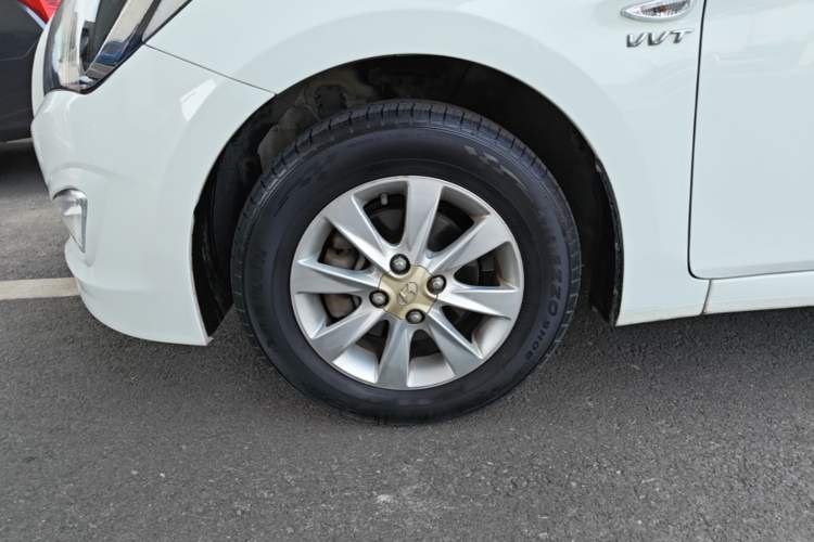 Used Hyundai Verna (older generation) 2014 1.4L Manual Smart GLS Trim Left Front Wheel Hub