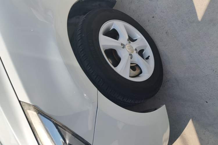 Used Hyundai Verna (older generation) 2014 1.4L Automatic Smart GLS Left Front Wheel Hub