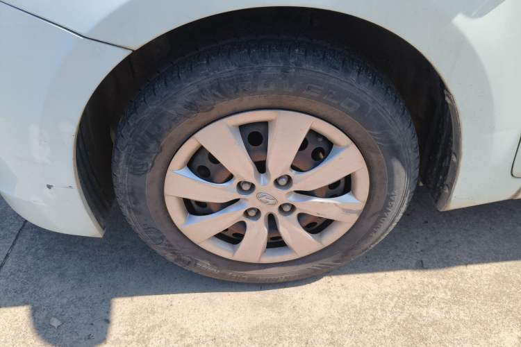 Used Hyundai Verna (older generation) 2014 1.4L Manual Smart GLS Trim Left Front Wheel Hub