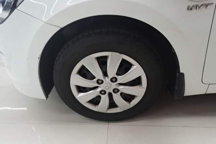 Used Hyundai Verna (older generation) 2014 1.4L Manual Smart GLS Trim Left Front Wheel Hub
