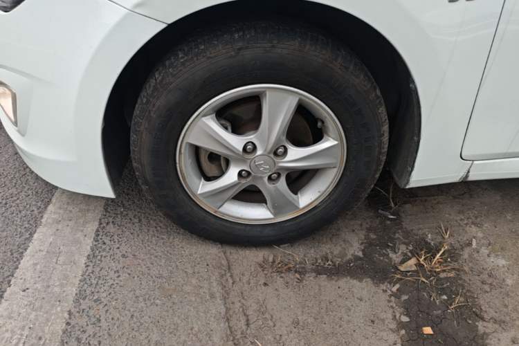 Used Hyundai Verna (older generation) 2014 1.4L Automatic Leading-Edge GLX Left Front Wheel Hub