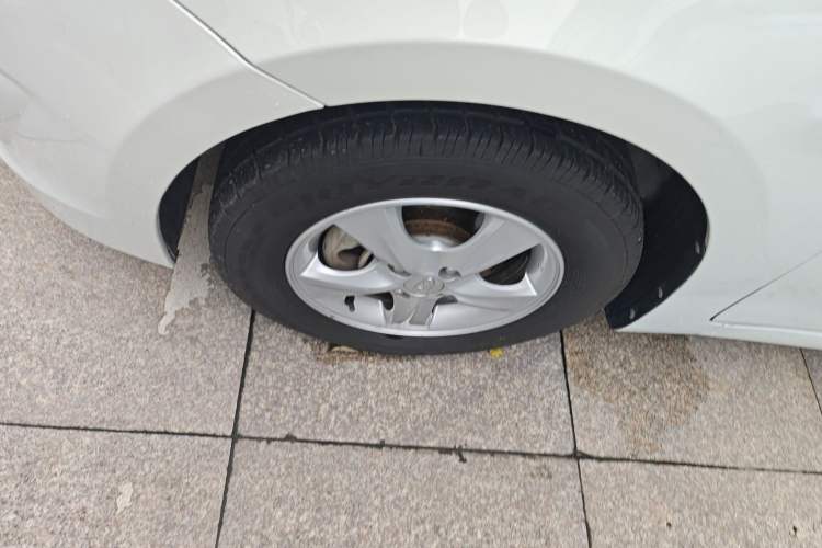 Used Hyundai Verna (older generation) 2014 1.4L Automatic Smart GLS Left Front Wheel Hub