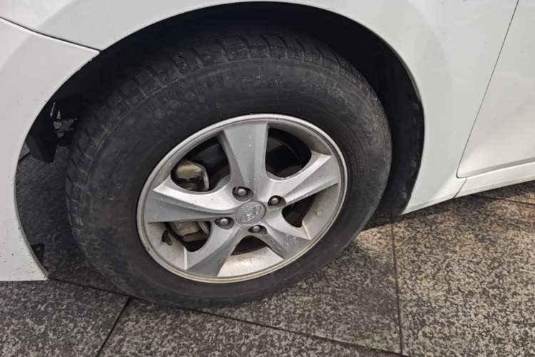 Used Hyundai Verna (older generation) 2014 1.4L Automatic Leading-Edge GLX Left Front Wheel Hub