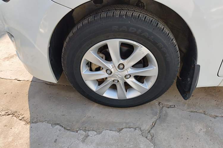 Used Hyundai Verna (older generation) 2014 1.4L Manual Smart GLS Trim Left Front Wheel Hub