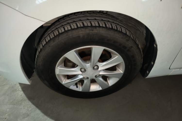 Used Hyundai Verna (older generation) 2014 1.4L Manual Smart GLS Trim Left Front Wheel Hub