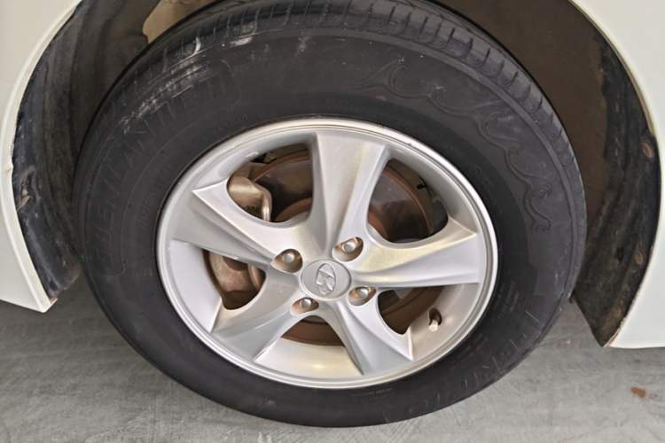 Used Hyundai Verna (older generation) 2014 1.4L Automatic Smart GLS Left Front Wheel Hub