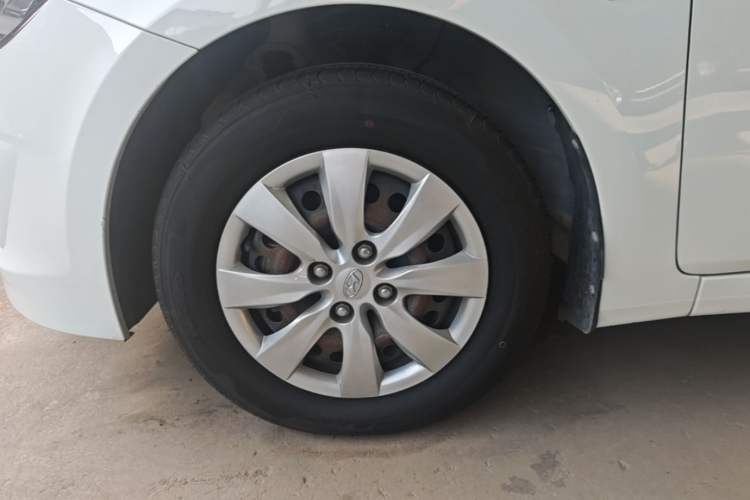 Used Hyundai Verna (older generation) 2014 1.4L Manual Smart GLS Trim Left Front Wheel Hub