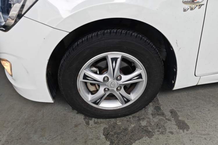Used Hyundai Verna (older generation) 2014 1.4L Automatic Smart GLS Left Front Wheel Hub