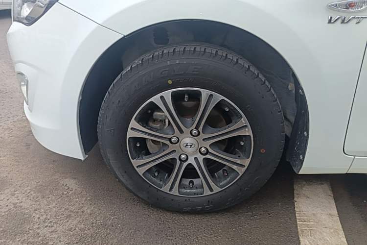 Used Hyundai Verna (older generation) 2014 1.4L Manual Smart GLS Trim Left Front Wheel Hub