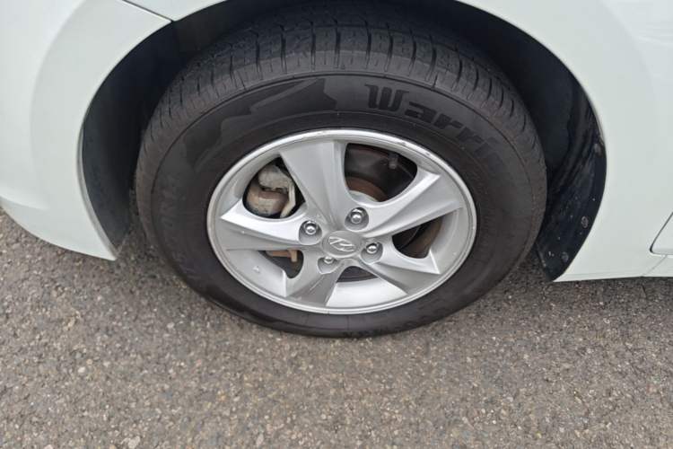 Used Hyundai Verna (older generation) 2014 1.4L Automatic Leading-Edge GLX Left Front Wheel Hub