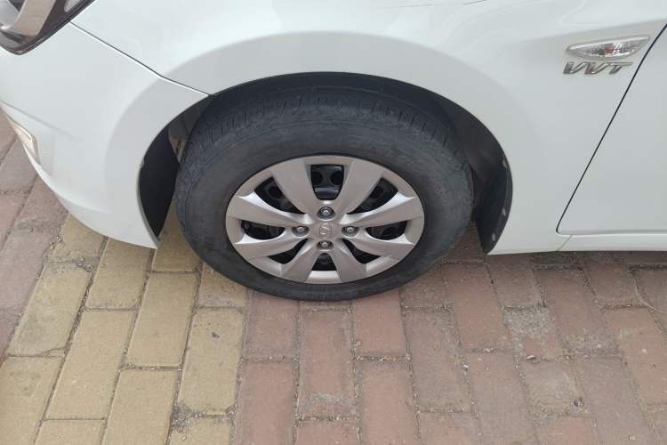 Used Hyundai Verna (older generation) 2014 1.4L Manual Smart GLS Trim Left Front Wheel Hub