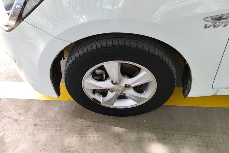 Used Hyundai Verna (older generation) 2014 1.4L Automatic Smart GLS Left Front Wheel Hub