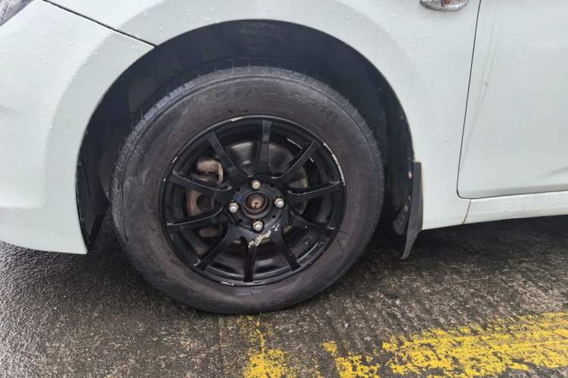 Used Hyundai Verna (older generation) 2014 1.4L Manual Smart GLS Trim Left Front Wheel Hub