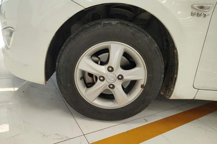Used Hyundai Verna (older generation) 2014 1.4L Automatic Smart GLS Left Front Wheel Hub