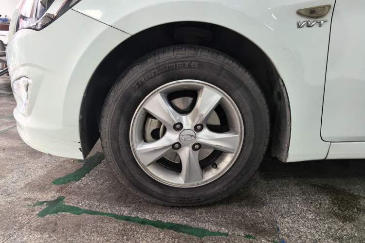 Used Hyundai Verna (older generation) 2014 1.4L Automatic Smart GLS Left Front Wheel Hub
