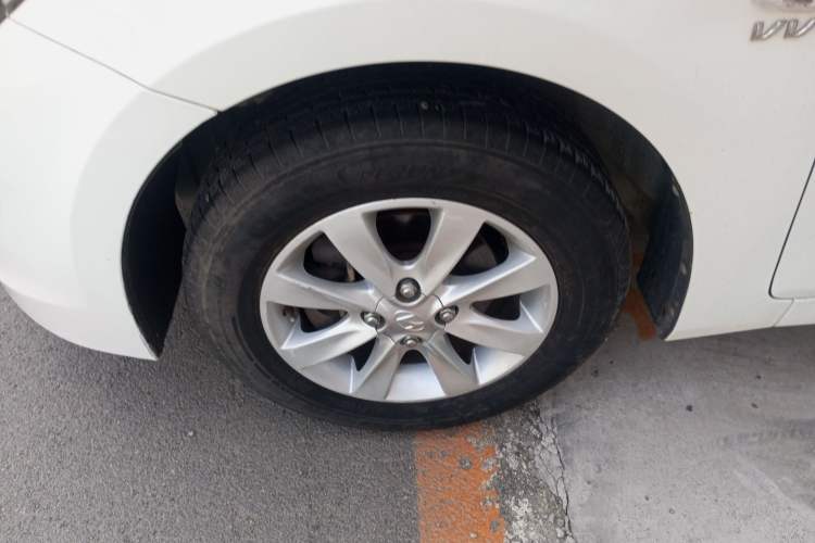 Used Hyundai Verna (older generation) 2014 1.4L Manual Smart GLS Trim Left Front Wheel Hub