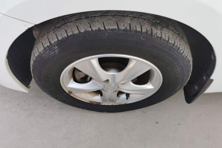 Used Hyundai Verna (older generation) 2014 1.4L Automatic Smart GLS Left Front Wheel Hub