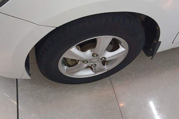 Used Hyundai Verna (older generation) 2014 1.4L Manual Smart GLS Trim Left Front Wheel Hub