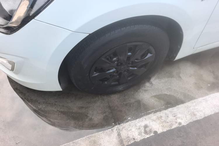 Used Hyundai Verna (older generation) 2014 1.4L Manual Smart GLS Trim Left Front Wheel Hub