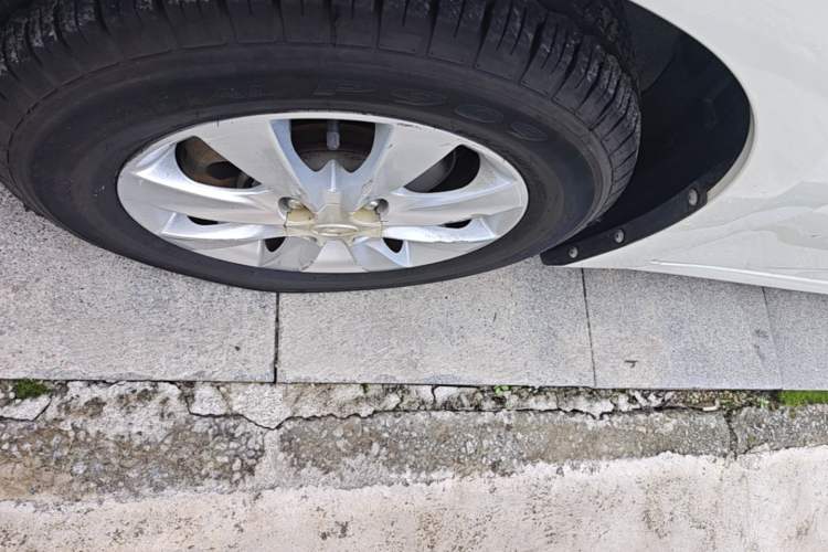 Used Hyundai Verna (older generation) 2014 1.4L Manual Smart GLS Trim Left Front Wheel Hub
