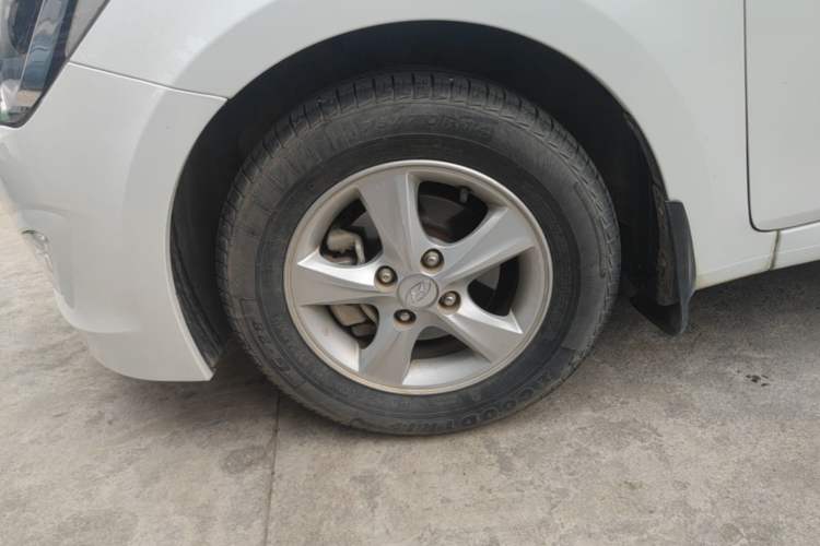 Used Hyundai Verna (older generation) 2014 1.4L Manual Smart GLS Trim Left Front Wheel Hub