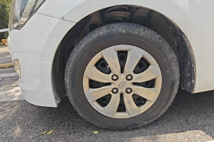 Used Hyundai Verna (older generation) 2014 1.4L Manual Smart GLS Trim Left Front Wheel Hub