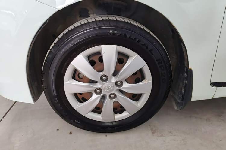 Used Hyundai Verna (older generation) 2014 1.4L Manual Smart GLS Trim Left Front Wheel Hub