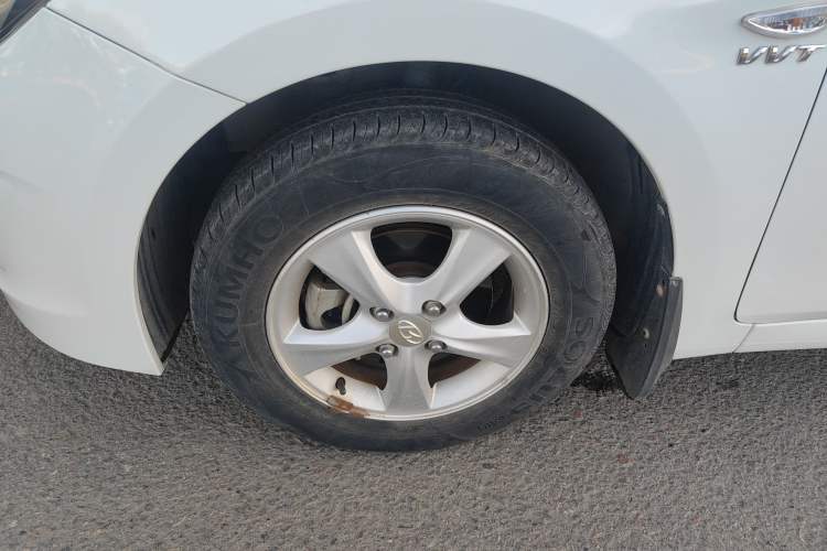 Used Hyundai Verna (older generation) 2014 1.4L Manual Smart GLS Trim Left Front Wheel Hub