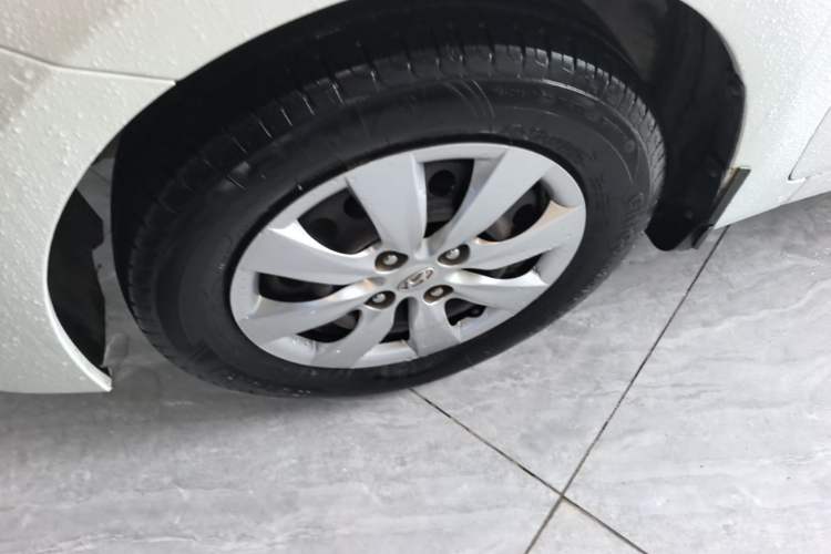 Used Hyundai Verna (older generation) 2014 1.4L Manual Smart GLS Trim Left Front Wheel Hub