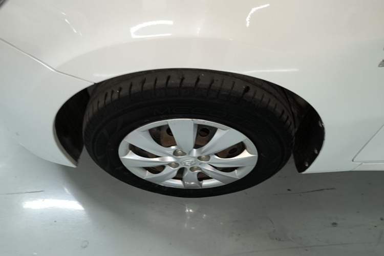 Used Hyundai Verna (older generation) 2014 1.4L Manual Smart GLS Trim Left Front Wheel Hub
