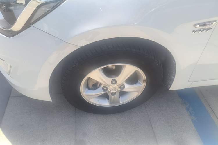 Used Hyundai Verna (older generation) 2014 1.4L Manual Smart GLS Trim Left Front Wheel Hub