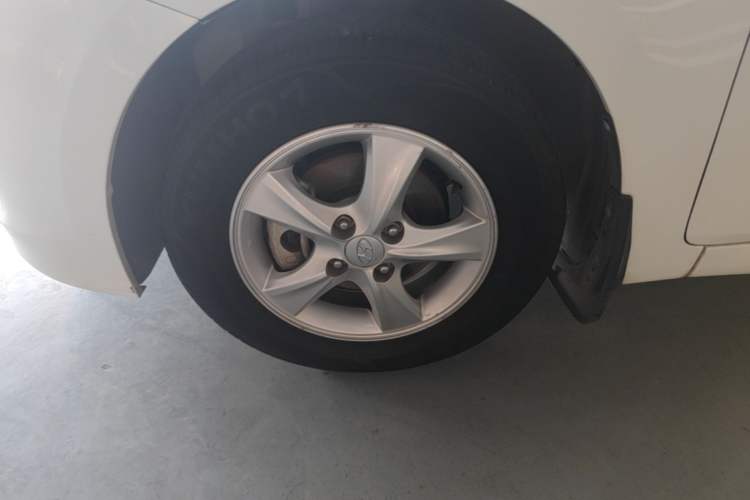 Used Hyundai Verna (older generation) 2014 1.4L Automatic Smart GLS Left Front Wheel Hub
