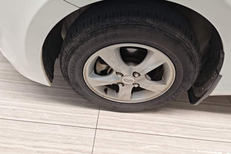 Used Hyundai Verna (older generation) 2014 1.4L Manual Smart GLS Trim Left Front Wheel Hub